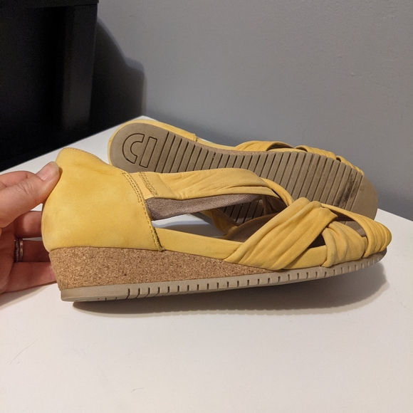 Earth Gemini Slip-on Wedge Sandals Yellow Leather Size 8.5 - Picture 4 of 10